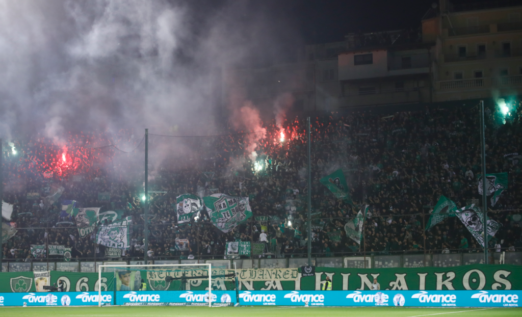 Παναθηναϊκός – Ολυμπιακός: Έκρηξη και γιούχα από τους φίλους του τριφυλλιού στο ημίχρονο