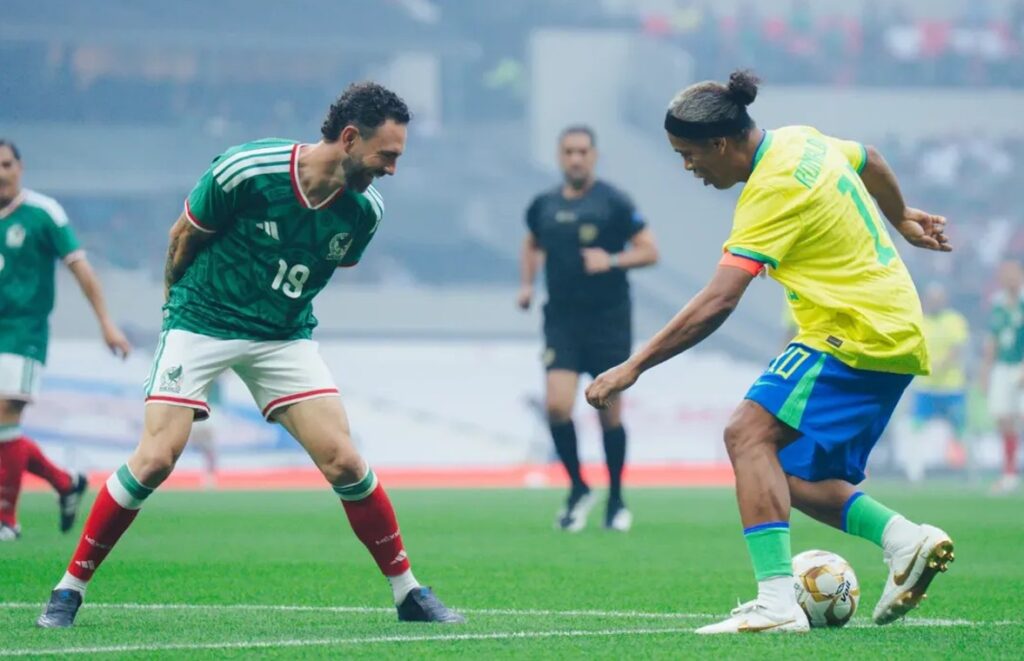 Ροναλντίνιο και Αντριάνο συνεργάστηκαν σε φιλικό και πέτυχαν ονειρικό γκολ από τα παλιά!