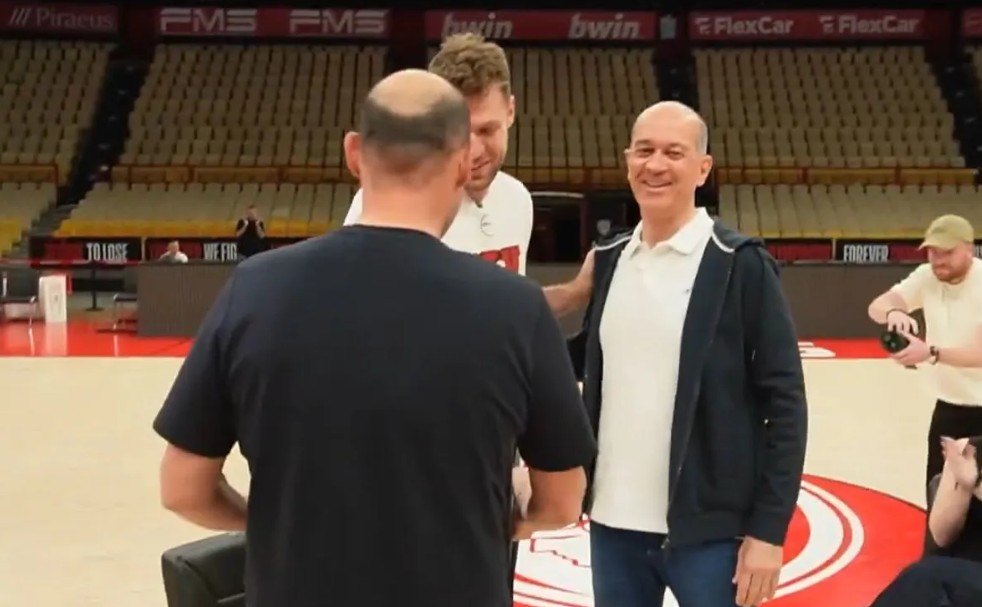 Σάσα Βεζένκοβ: Το VIDEO με τους αδελφούς Αγγελόπουλους να δίνουν το βραβείο του MVP στον άσο του Ολυμπιακού