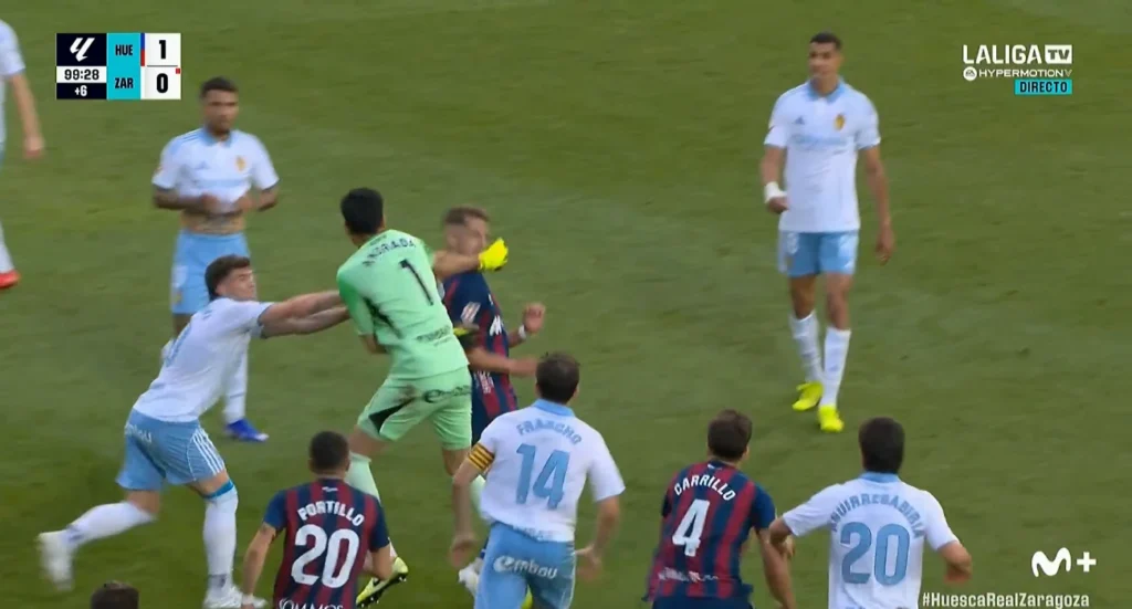 Απίστευτο σκηνικό στην δεύτερη κατηγορία της Ισπανίας – Ο τερματοφύλακας της Σαραγόσα έριξε μπουνιά σε αντίπαλο (vid)