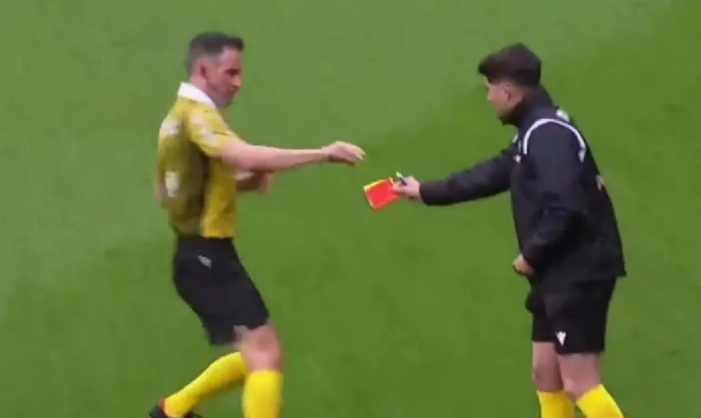 Φιάσκο στο Ουέσκα – Λα Κορούνια: Ο διαιτητής ξέχασε τις κάρτες και το κατάλαβε στο 22′