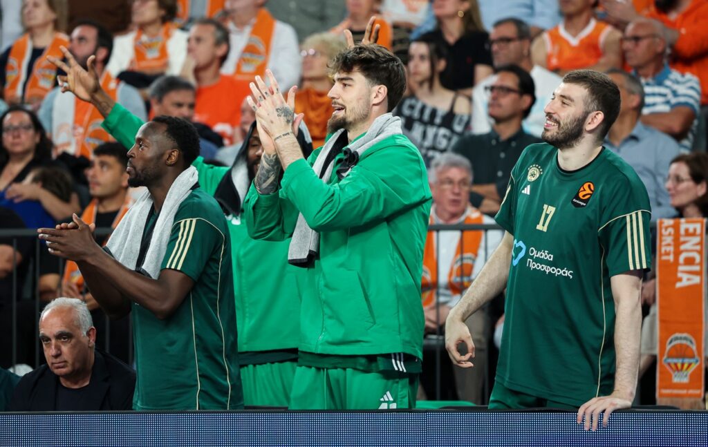 Βαλένθια – Παναθηναϊκός: Αντικείμενο έπεσε στον πάγκο του «τριφυλλιού» από την κερκίδα